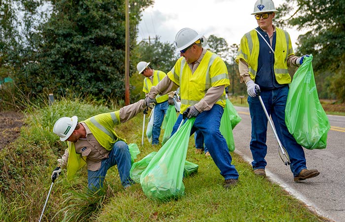 춶 employees cleaning highway